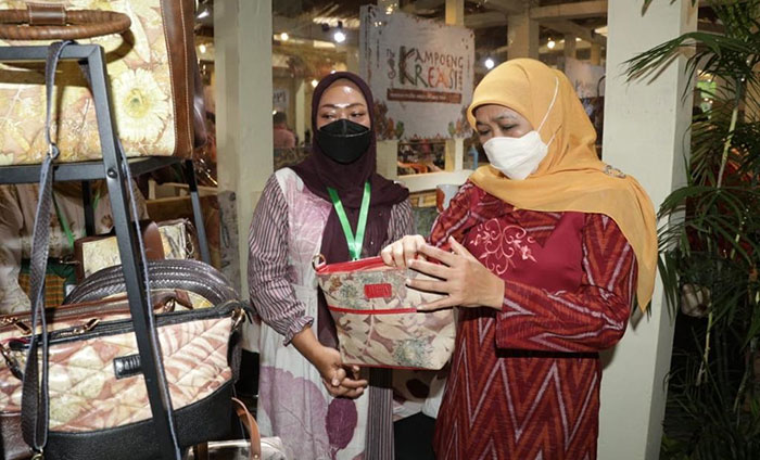 Gubernur Jatim, Khofifah Indar Parawansa, saat meninjau produk dalam negeri.