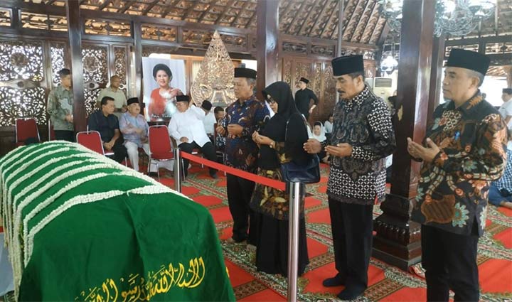 Bupati Indartato dan Wabup Yudi Sumbogo saat salah jenazah di rumah duka, Puri Cikeas.
