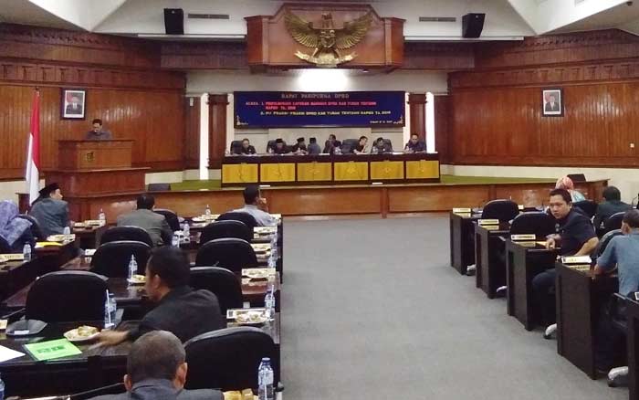 Suasana paripurna membahas R-APBD Tuban 2018.