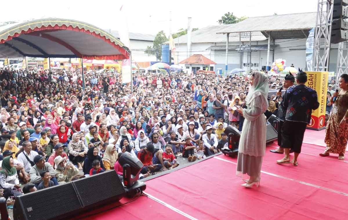 Istri Bupati Trenggalek, Novita Hardini, saat meghadiri penutupan Larung Sembonyo.