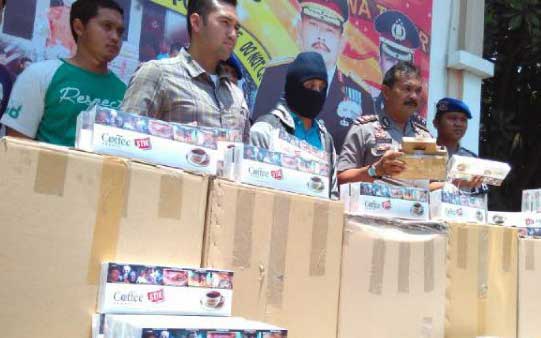 ILEGAL: Kanit Tipiter Satreskrim Polres Sidoajo Iptu Kenardi mengapit tersangka bersama Kasubaghumas Polres Sidoarjo AKP Samsul Hadi dalam publik ekspos, kemarin. foto: catur andy erlambang/BANGSAONLINE
