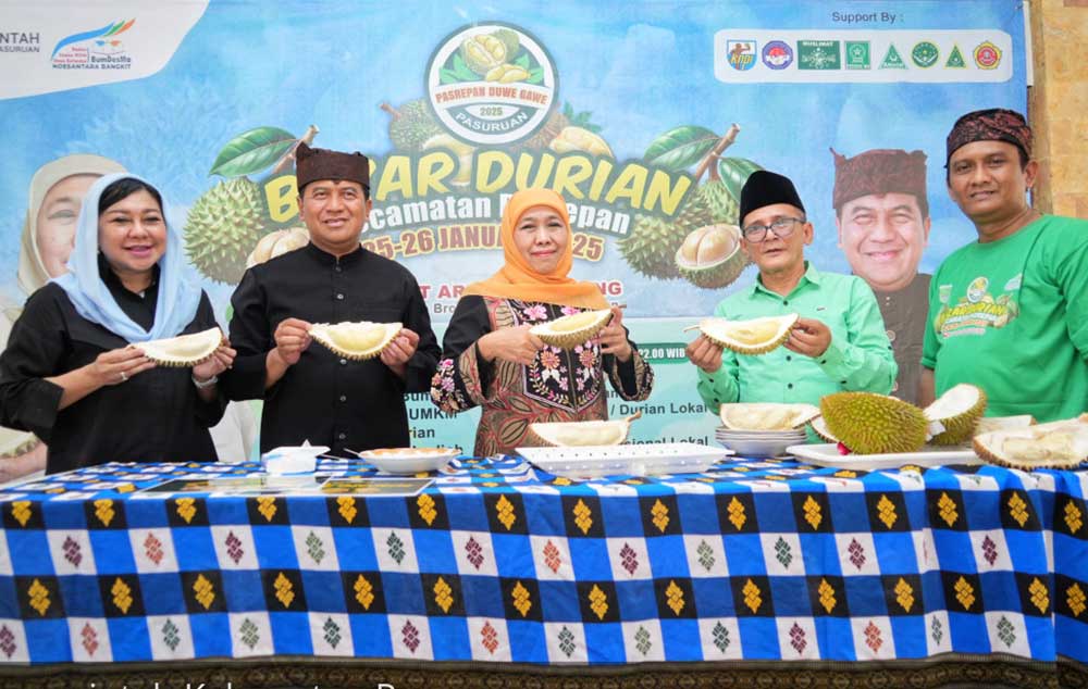 Camat Pasrepan Didik Subihandoko (dua dari kiri), Gubernur Jatim Terpilih Khofifah (tengah), Wabup Pasuruan Terpilih Sobih, dan Pj. Bupati Pasuruan Nurkholis, saat menghadiri bazar durian.