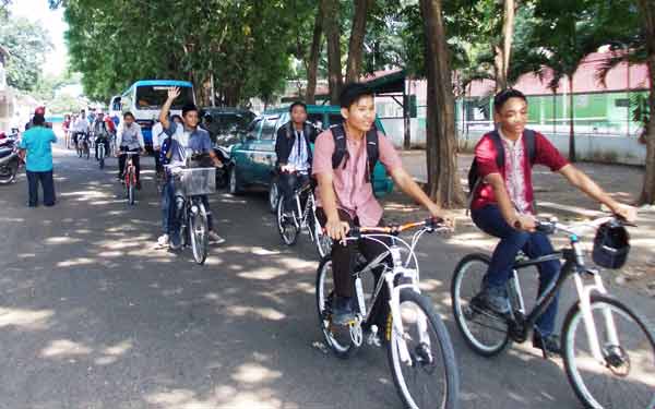Puluhan siswa merayakan kelulusan dengan Gowes bersama menyusuri sejumlah ruas jalan di Situbondo. (foto: hadi prayitno/BANGSAONLINE)