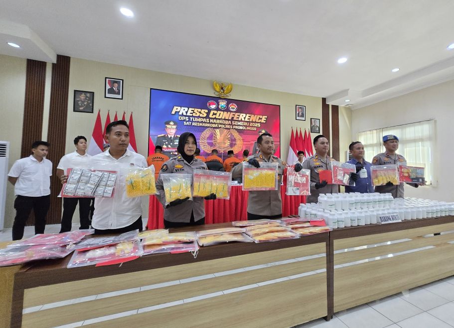 Polres Probolinggo saat merilis para tersangka dan ribuan Barang Bukti. Foto : Andi Sirajudin