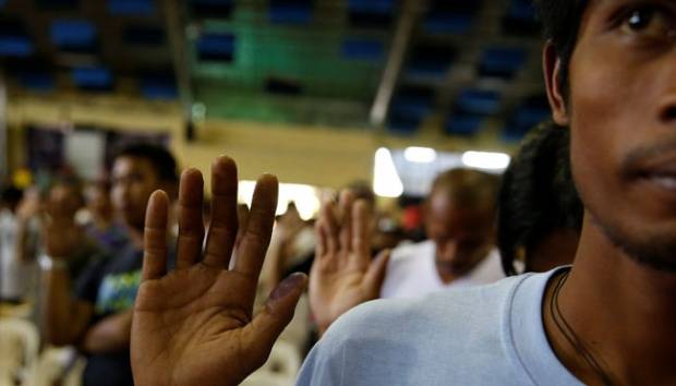 Ratusan pengguna dan penjual narkoba bersumpah tidak lagi berhubungan dengan narkoba, saat menyerahkan diri pada pihak berwenang di Tanauan Batangas, Filipina, 18 Juli 2016. Presiden Rodrigo Duterte, pernah mengatakan pada polisi untuk tidak segan-segan membunuh para pemakai dan pengguna narkoba. REUTERS/Erik De Castro/Tempo.co