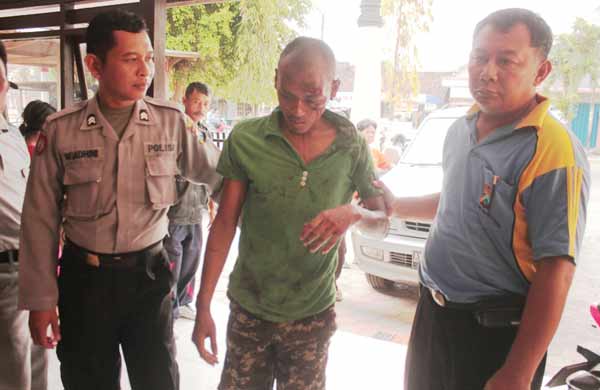 Tersangka saat diamankan usai nyungsep. foto: zainal abidin/BANGSAONLINE