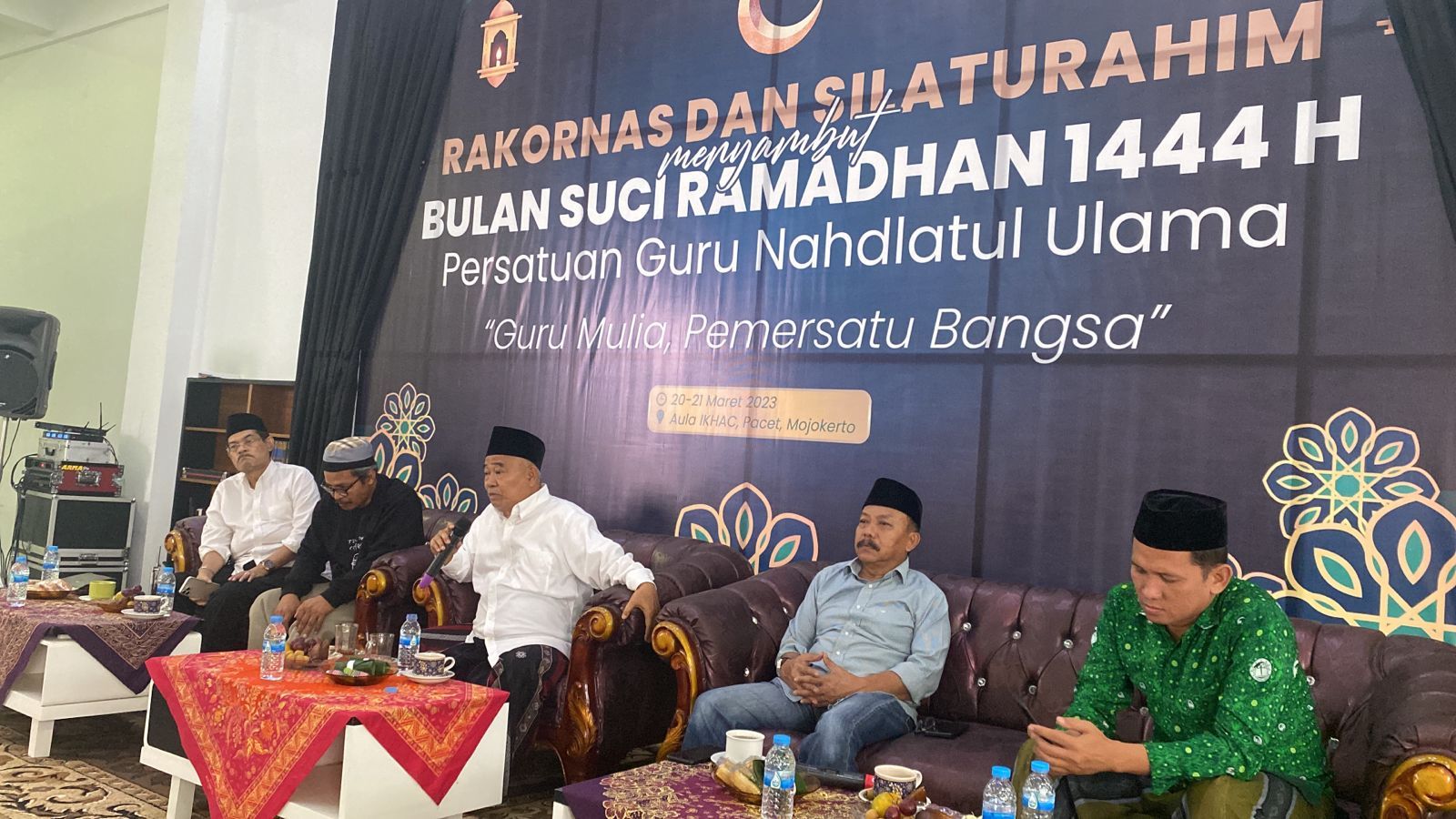 Prof Dr KH Asep Saifuddin Chalim, MA dan para pembicara lain dalam Halaqah tentang Perjuangan KH Abdul Chalim dalam acara Rapat Koordinasi Nasional (Rakornas) Persatuan Guru Nahdlatul Ulama (Pergunu) di Masjid Kampus Institut Pesantren KH Abdul Chalim (IKHAC) Pacet Mojokerto, Jawa Timur, Senin (20/3/2023). Foto: bangsaonline.com