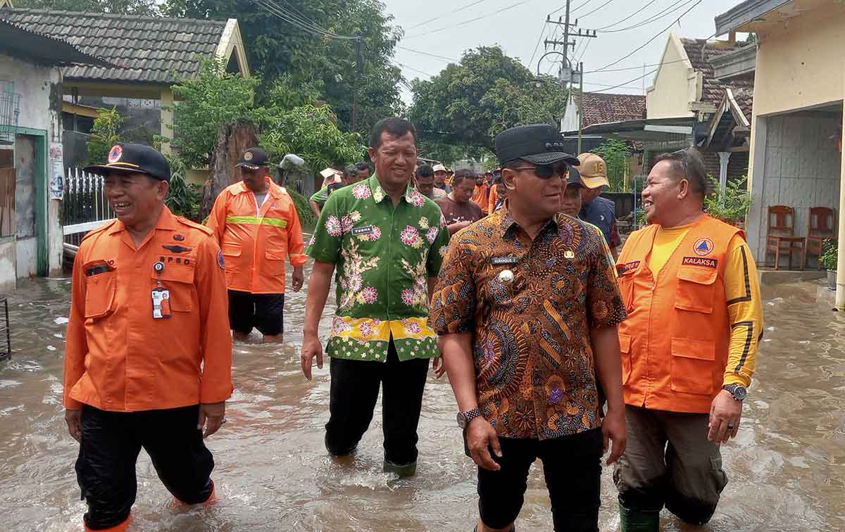 Petugas saat meninjau lokasi banjir di Kabupaten Pasuruan.