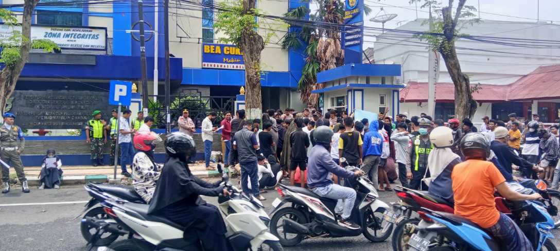 Massa saat menggelar aksi di depan kantor bea cukai Madura
