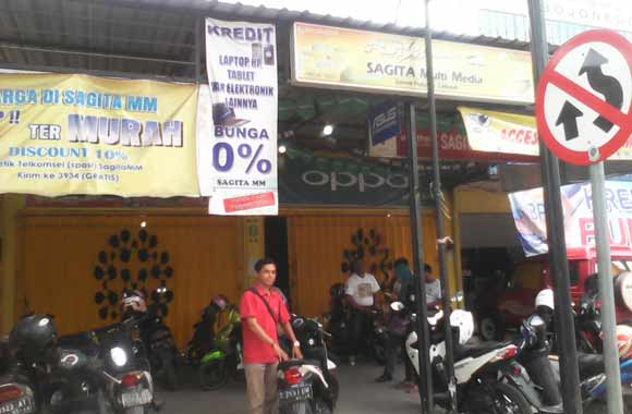 Konter Sagita di Jalan Basuki Rahmad Bojonegoro yang di bobol maling. foto: eky nurhadi/BANGSAONLINE