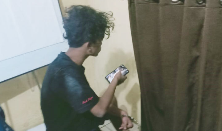 Tersangka saat diamankan di Mapolsek Taman.