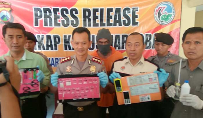Kapolres Pamekasan AKBP Nowo Hadi Nugroho SH SIK menunjukkan barang bukti. foto: ERRY SUGIANTO/BANGSAONLINE
