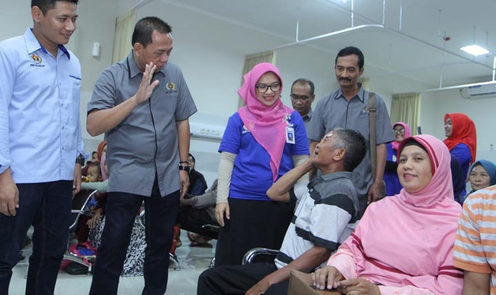 Ketua PWI Jawa Timur, Ainur Rohim yang didampingi beberapa pengurus saat dialog dengan peserta operasi katarak.