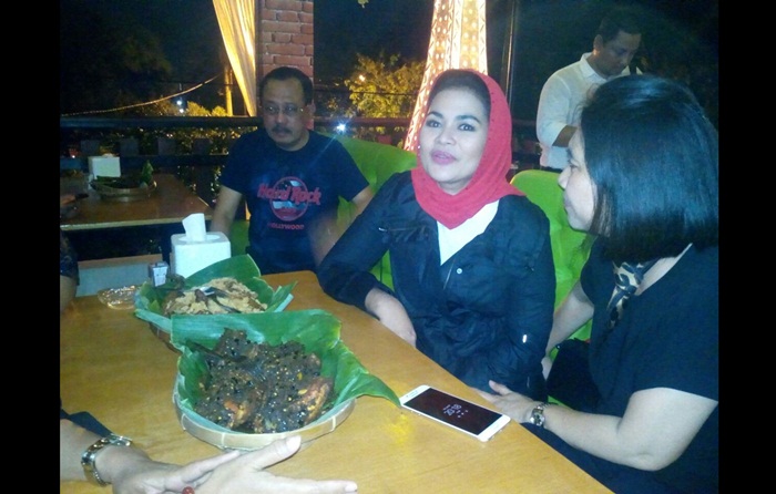 Ditemani Ketua DPRD Kota Surabaya Armuji dan Anggota Fraksi DPR Indah Kurnia, Puti disuguhi kuliner "bebek hitam" khas Surabaya yang disajikan oleh cafe Alas Daun ini. Foto: YUDI A/BANGSAONLINE  