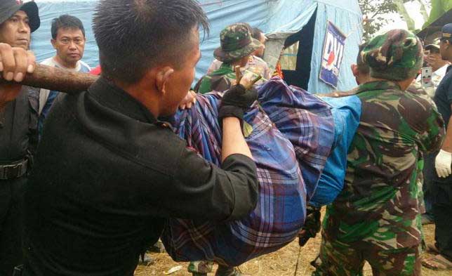 Jenazah korban Aviastar diangkut oleh tim evakuasi, saat tiba di posko pencarian di Dusun Gamaru, Latimojong, Luwu, Sulawesi Selatan, Selasa (6/10).