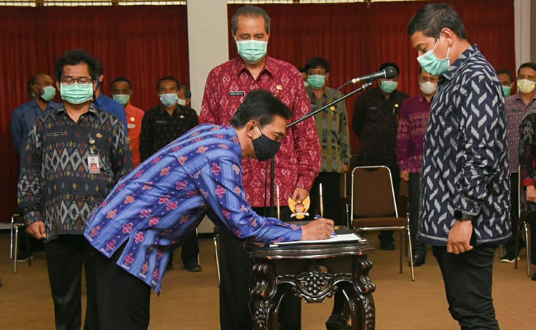 Apip Permana, Kepala Dinas Kominfo saat menandatangani berita acara disaksikan oleh Wali Kota Kediri Abdullah Abu Bakar. (foto: ist)