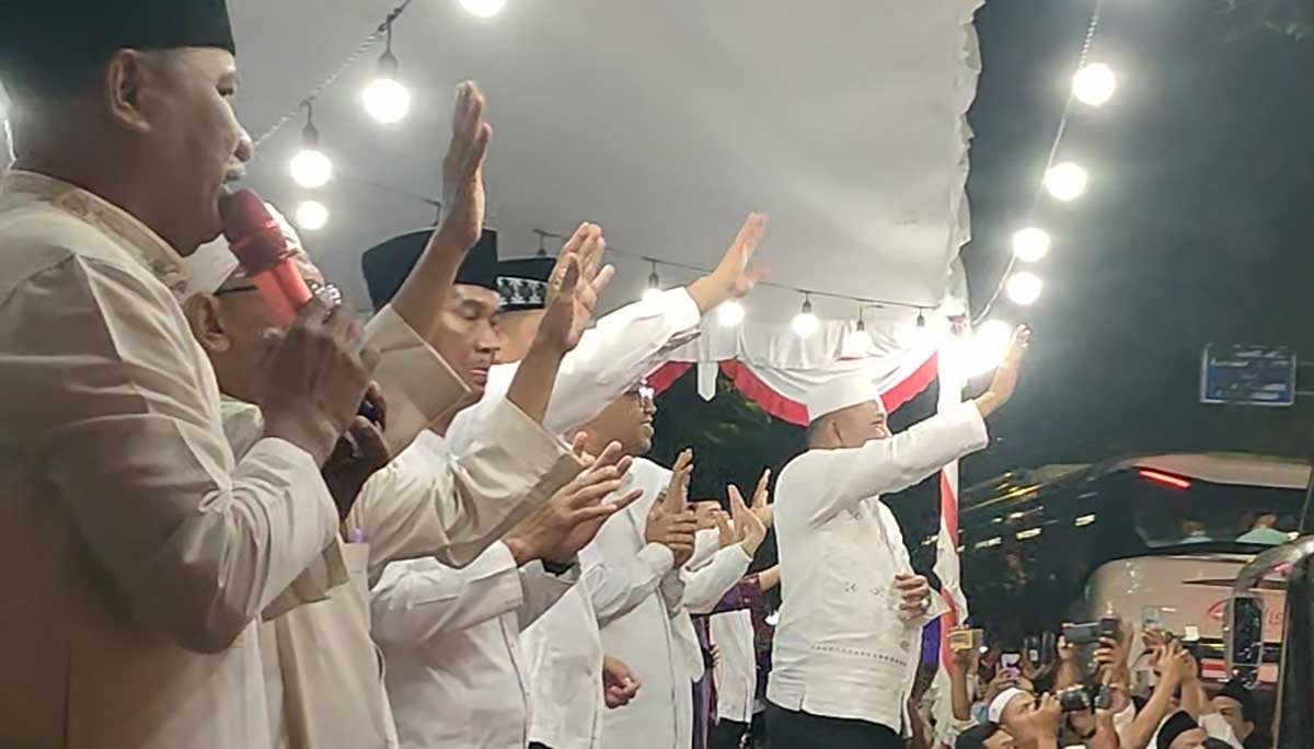 Bupati Sampang ketika melepas keberangkan 618 CJH ke Tanah Suci.