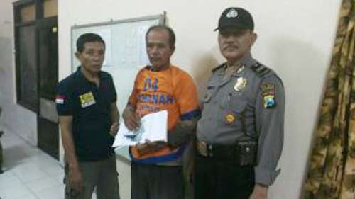 Muthar kena batunya. Di usia kepala enam, dia dibekuk polisi karena aksinya sebagai pengepul judi togel di Desa Durung Bedug, Candi. Warga Desa Balongdowo, Candi itu kini