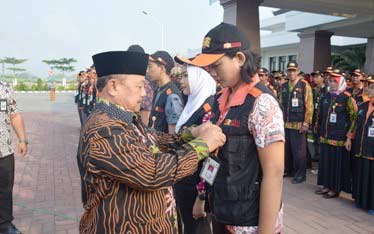 Bupati Madiun H.Muhtarom,S.SSos menyematkan keplek di dada petugas sensus. foto: zainal abidin/ BANGSAONLINE