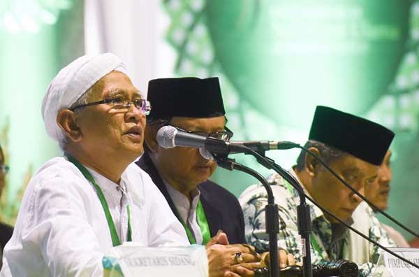 Rais Aam PBNU Mustofa Bisri (kiri) didampingi Pimpinan Sidang Slamet Effendy Yusuf dan Ketua PBNU Said Aqil Siradj saat memberikan fatwa soal pembahasan rancangan Tatib Muktamar NU ke-33 di alun-alun Jombang. (foto: ant)