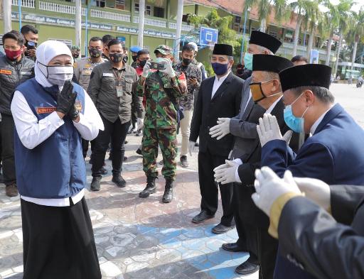 Gubernur Khofifah Indar Parawansa bersama Pangdam V Brawijaya Mayjend TNI Widodo Iryansyah dan Kapolda Jatim Irjen Pol M Fadil Imran disambut para pimpinan dan ustadz Pondok Modern Gontor 2 Ponorogo Jawa Timur, Jumat (10/7/2020) sore. Foto: MMA/bangsaonline.com