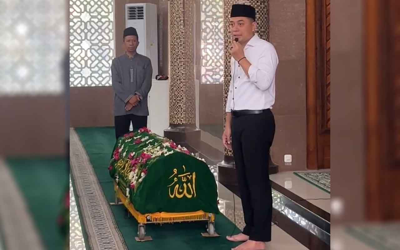 Eri Cahyadi, Wali Kota Surabaya, setelah menyalatkan ibunda Armuji. Foto: Ist.