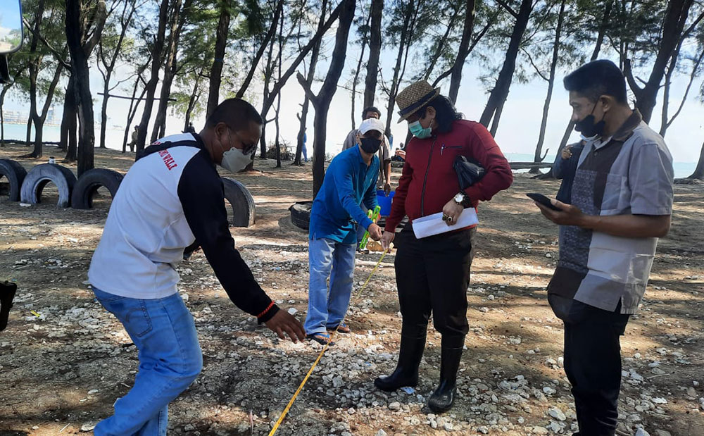 Proses pengukuran ulang lahan sengketa di Wisata Pantai Semilir Desa Socorejo, Kecamatan Jenu, Kabupaten Tuban.