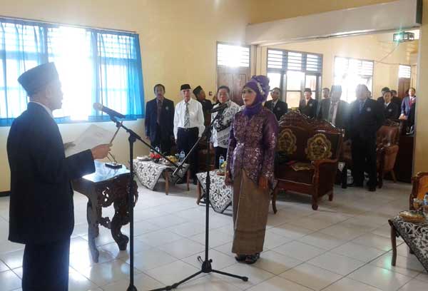 Ketua Yayasan PPL-PT PGRI Tuban, Totok Supijanto saat melantik Rektor Unirow yang baru, Dr. Supiana Dian Nurtjahyani di gedung N Unirow Tuban. (foto: BANGSAONLINE)