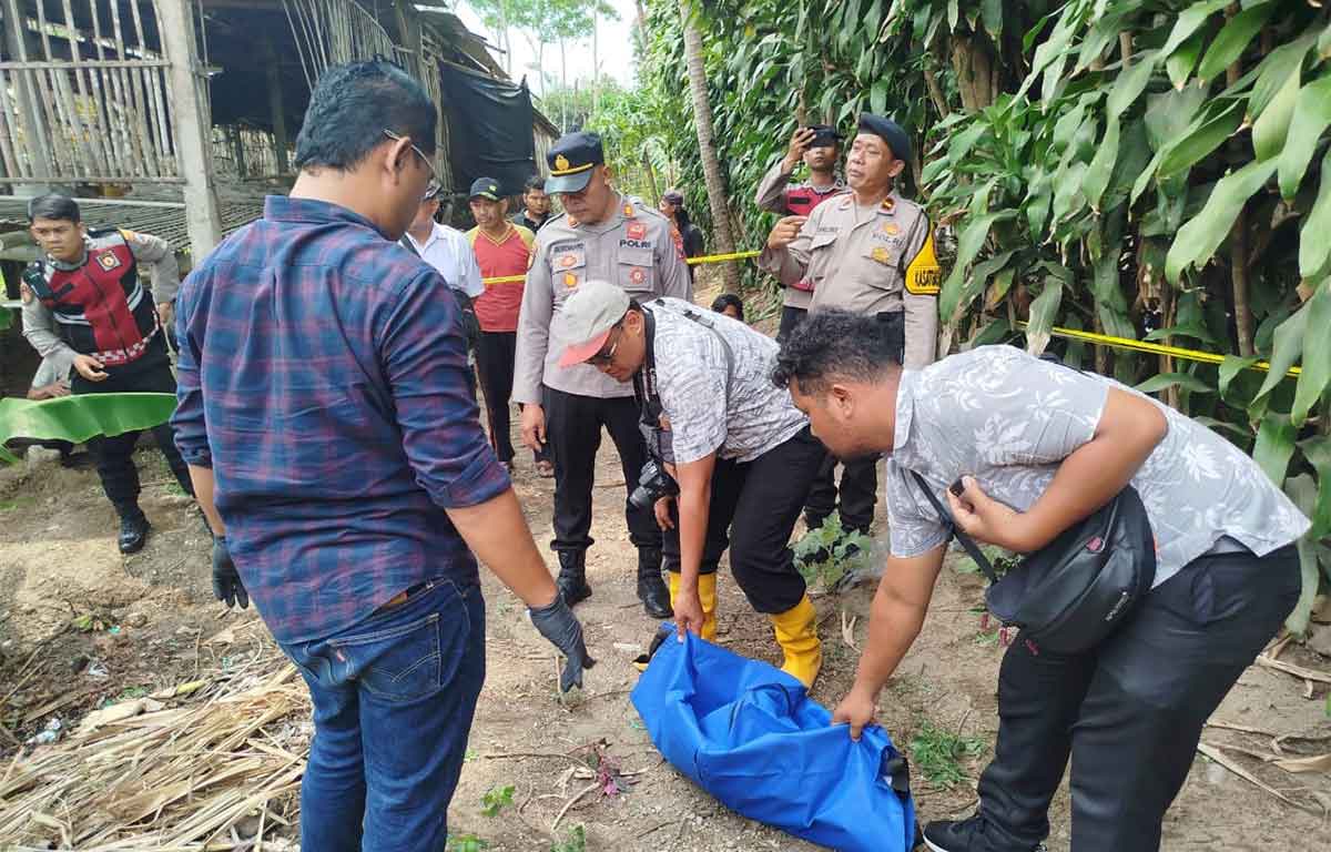 Petugas saat mengevakuasi jenazah bayi Desa Sumberasri, Kecamatan Nglegok, Kabupaten Blitar.
