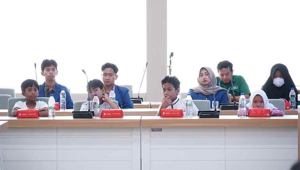 Para pelajar dan mahasiswa penerima beasiswa dari YMI - IKA ITS mengikuti seremoni serah terima beasiswa di Gedung Rektorat ITS. (Ist)