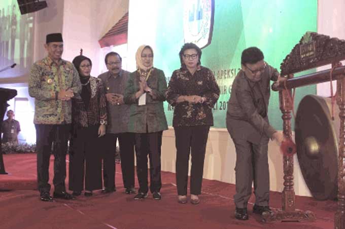 Mendagri, Tjahjo Kumolo menabuh gong tanda dimulainya Rakrenas Apeksi XII yang diadakan di Kota Malang, Rabu (19/7).