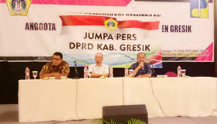 Pimpinan DPRD Gresik saat memberikan keterangan pers. foto: SYUHUD/ BANGSAONLINE