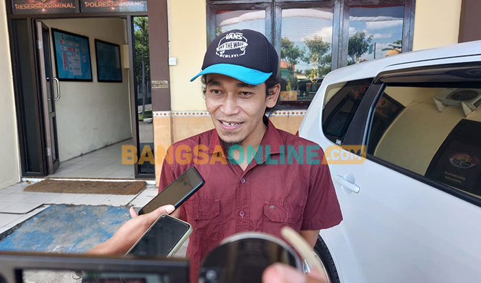 Johan, saksi mata penganiayaan yang diduga dilakukan anggota dewan saat menghadiri panggilan Polres Sampang. Foto: MUTAMMIM/BANGSAONLINE