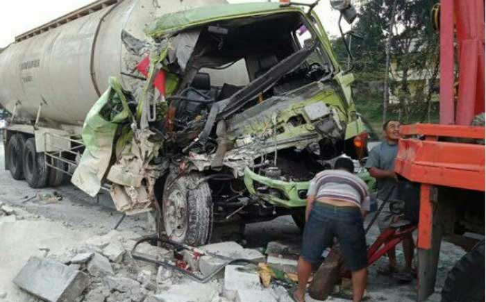 Kondisi truk tangki yang bagian depannya ringsek.