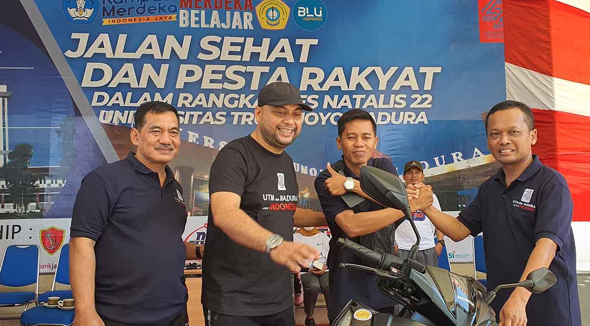 Ketua IKA UTM, Abdul Halim, beserta pemenang undian utama motor.