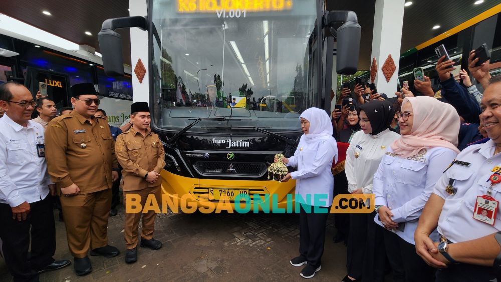 Gubernur Jawa Timur, Khofifah Indar Parawansa saat meluncurkan layanan Trans Jatim Koridor VI. Foto: Devi Fitri Afriyanti/BANGSAONLINE