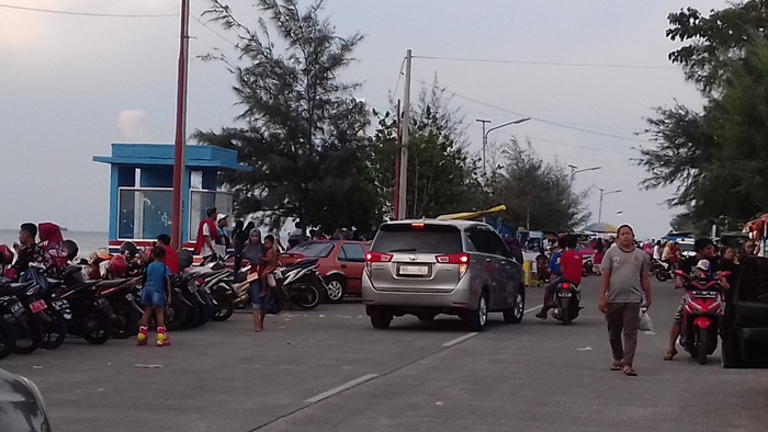 Tampak antrean kendaraan di pintu masuk ke pelabuhan, baik kendaraan roda dua maupun empat.