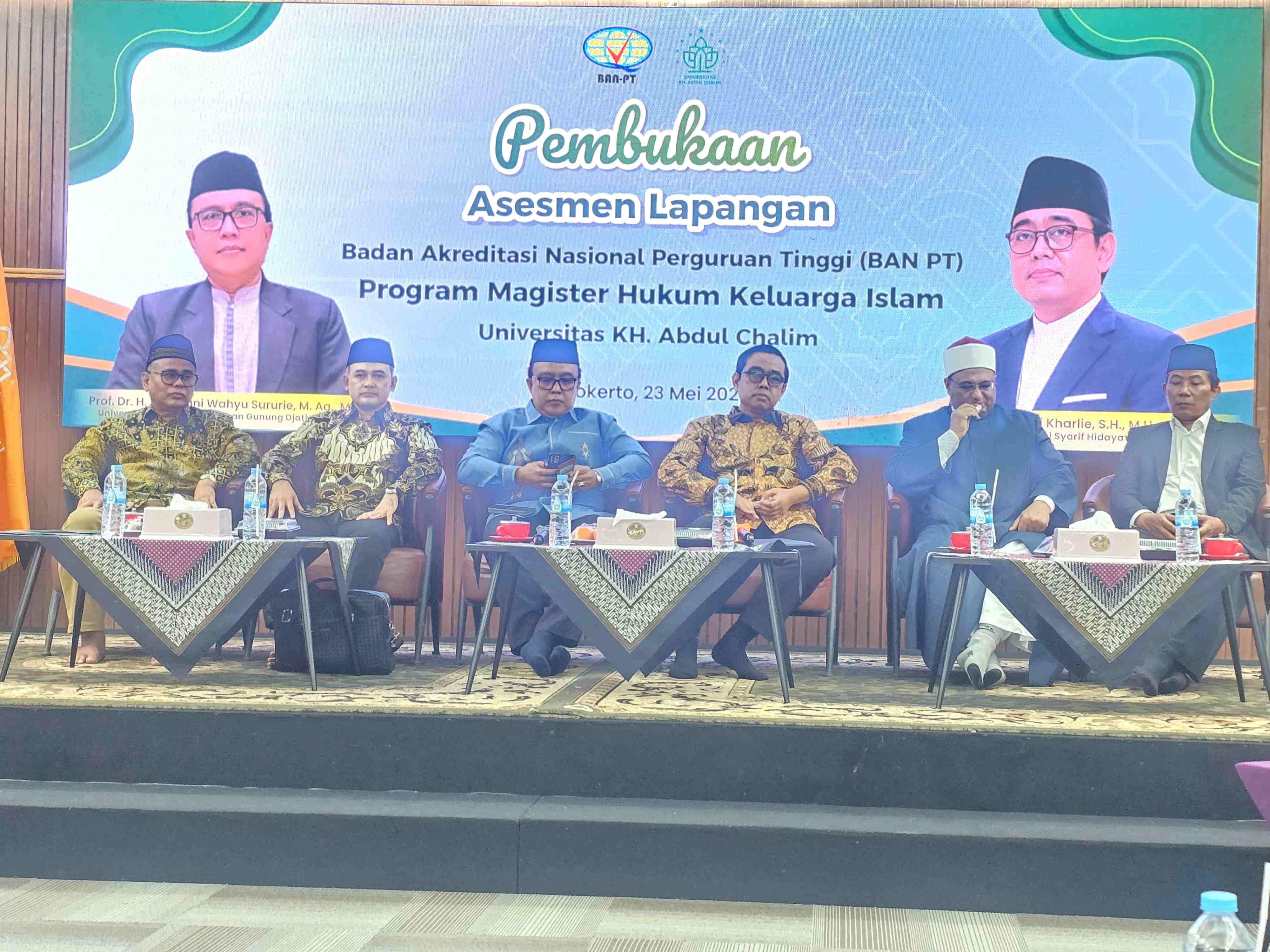 DARI KIRI: Dr Achmad Rubaie, Dr Afif Zamroni,  Prof Dr Romdoni Wahyu Sururie,  Prof Dr Ahmad Tholabi Kharlie,  Syaikh Faraj Salim dan Dr Zkaria Muhtadi, dalam acara pembukaan Asesmen Lapangan Badan Akreditasi Nasional Perguruan Tinggi (BAN-PT) Program Magister Hukum Keluarga Islam Universitas KH Abdul Chalim (UAC) Pacet Mojokerto Jawa Timur, Sabtu (23/5/2026). Foto: MMA/bangsaonline