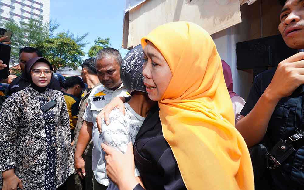 Temui Masyarakat di Depan Gedung Grahadi, Gubernur Khofifah Dengarkan Keluhan Sekaligus Bagi Sembako