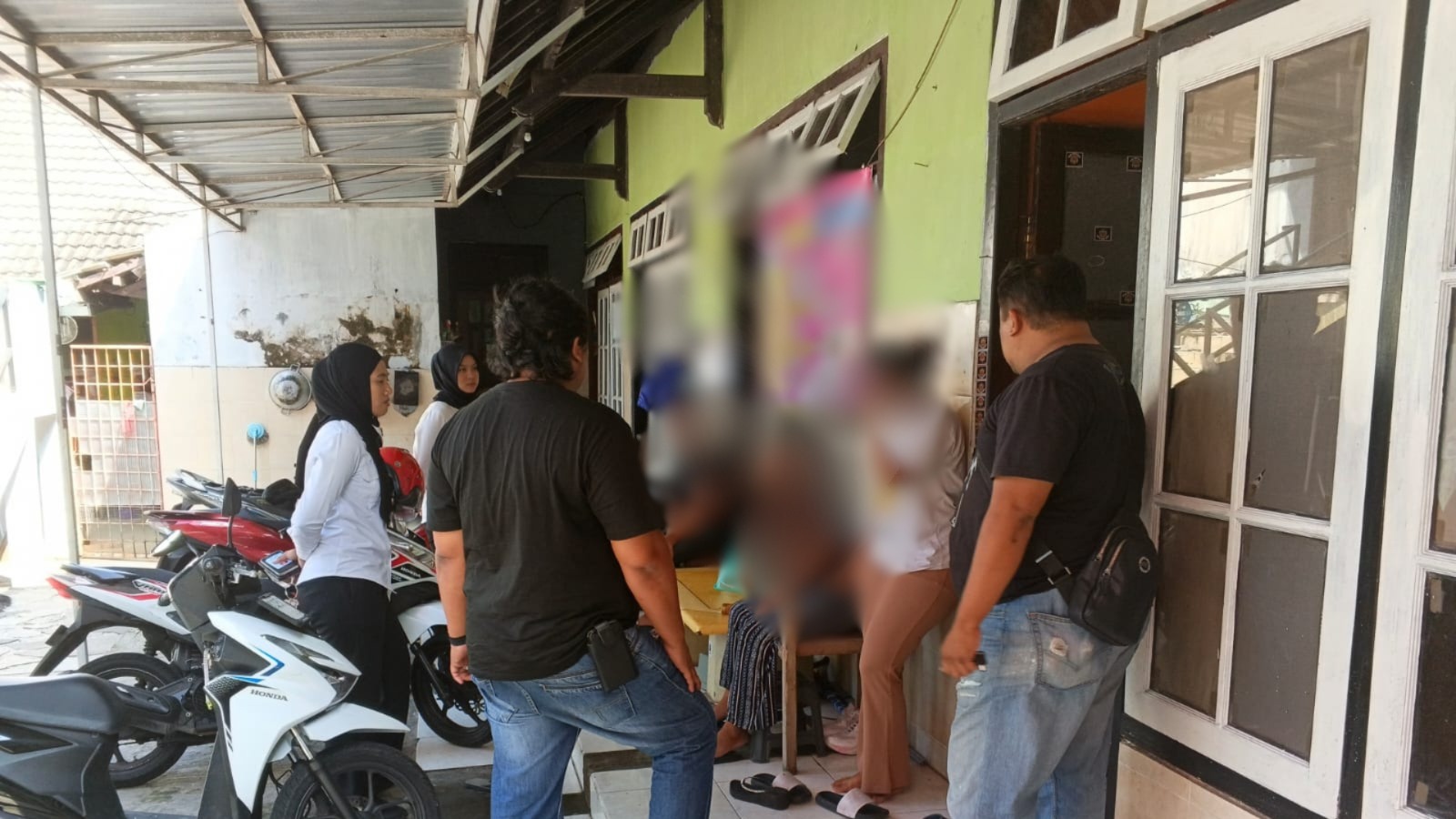 Petugas saat melakukan pemeriksaan rumah kos di Kecamatan Sananwetan yang diduga jadi lokasi TPPO