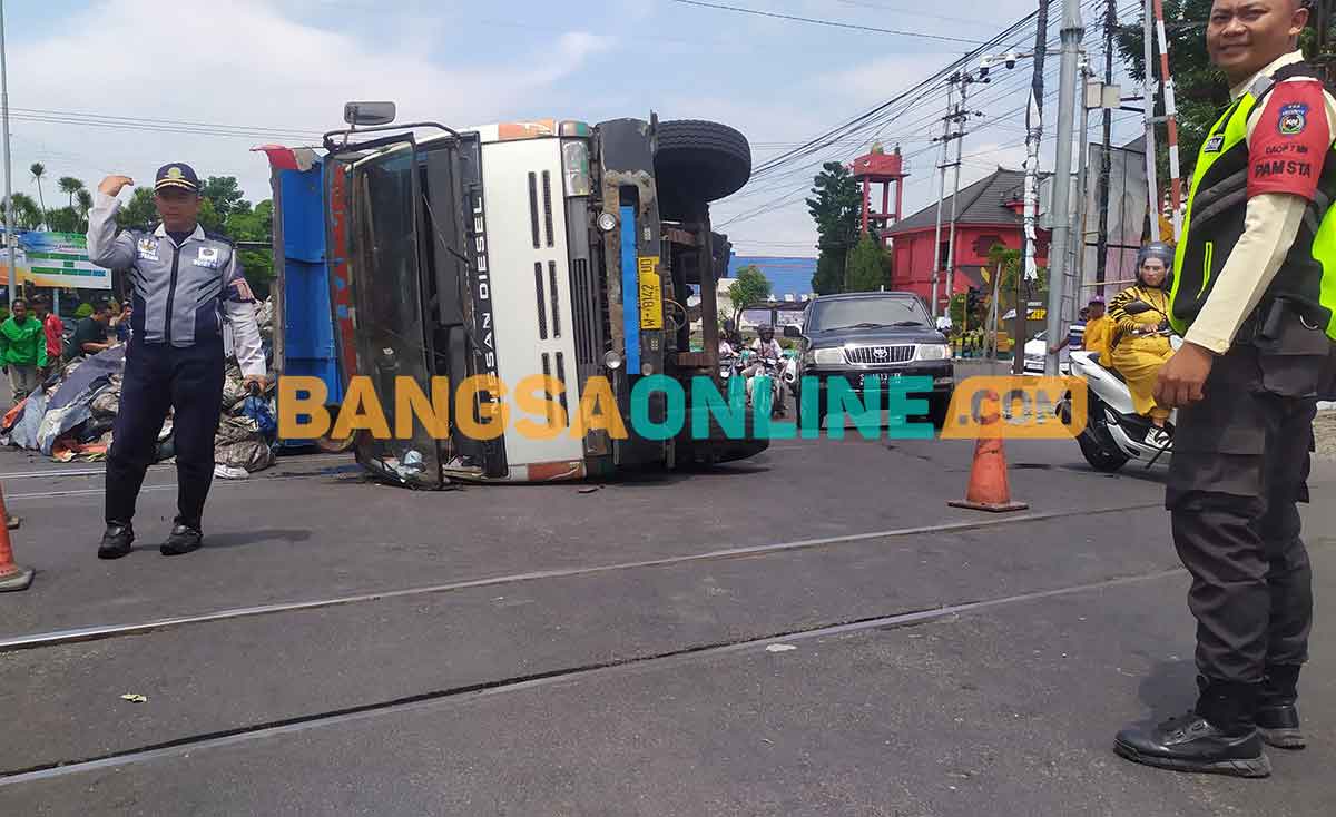 Kondisi truk muatan batu bara yang terguling di perlintasan kereta api. Foto: AAN AMRULLOH/BANGSAONLINE