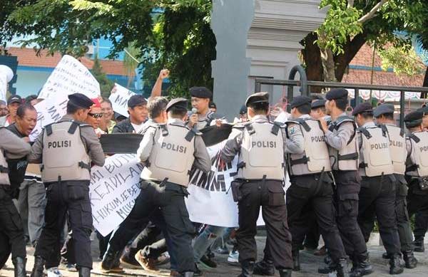 Saling dorong antara pendemo dengan petugas Dalmas Polres.