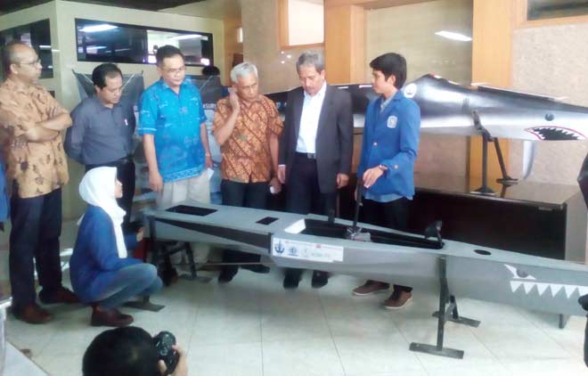 Ketua Tim Batharasurya Solar Boat ITS Dwiko Hadianto menunjukkan kapal Batharakala kepada Rektor ITS Joni Hermana.