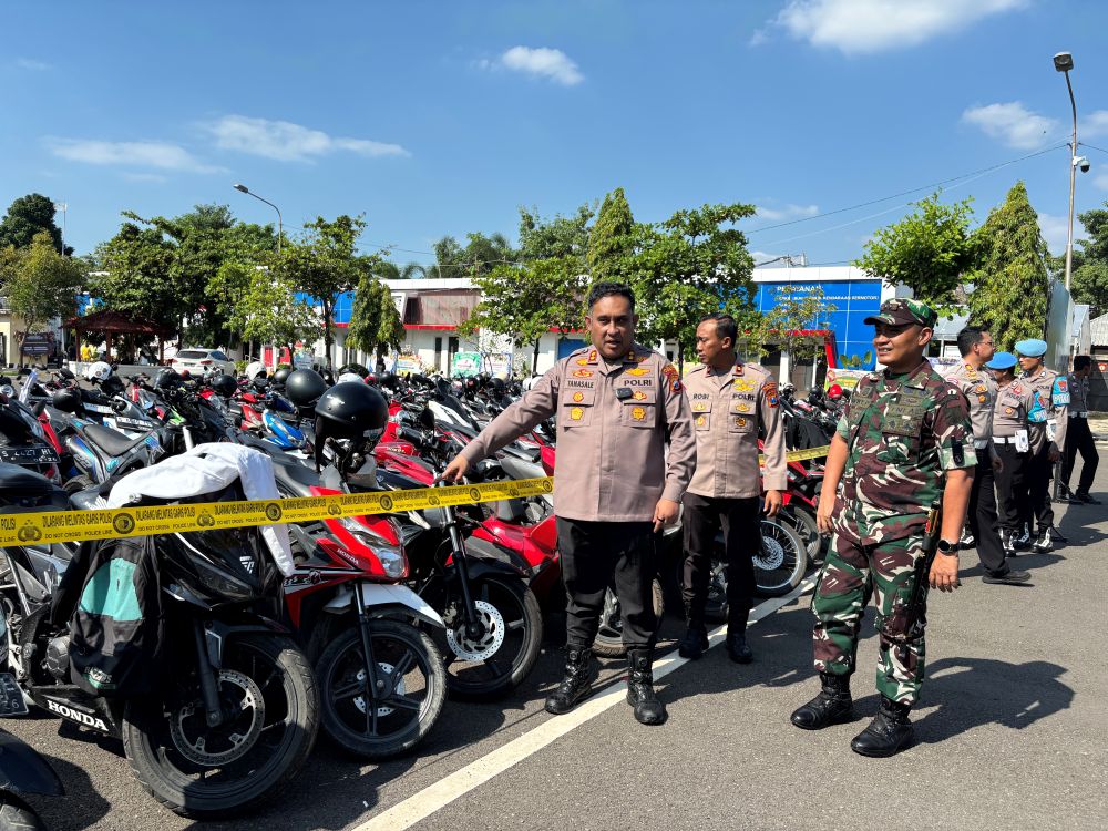 Kapolres Tuban, AKBP William Cornelis Tanasale (kiri) bersama Dandim 0811 Tuban, Letkol Inf Dicky Purwanto (kanan) saat menunjukan ratusan motor penggembira yang disita lantaran mengikuti konvoi. Foto: Suwandi/BANGSAONLINE