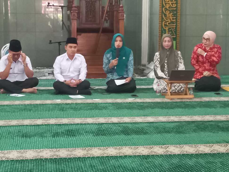 Bupati Mojokerto, Muhammad Al Barra (dua dari kanan) saat mendampingi ketua TP PKK Kabupaten, Shofiyah Hana Al Barra di acara kajian tematik