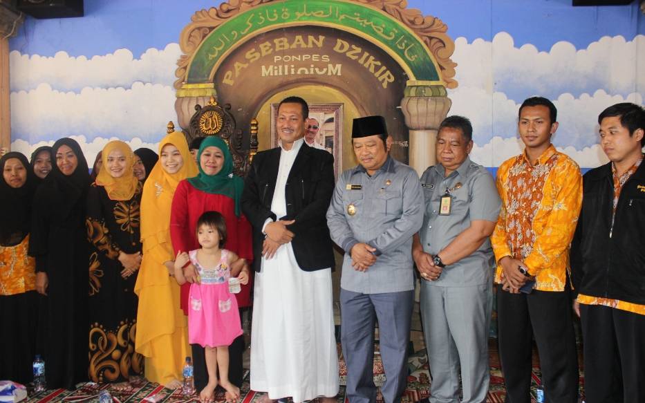 Mensos Khofifah Indar Parawansa bernostalgia dengan bayi yang digendongnya 7 tahun silam di Ponpes Milenium, kemarin. Foto : nanang ichwan/HARIAN BANGSA