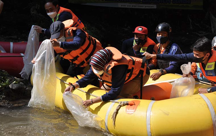 Wali Kota Batu Hj. Dewanti Rumpoko menebar 5.000 benih ikan di Sungai Brantas menandai soft opening Sobran.