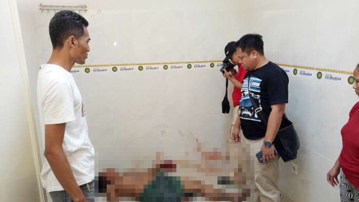 Mbok Tum saat akan divisum ke RS Bhayangkara Polda Jatim.