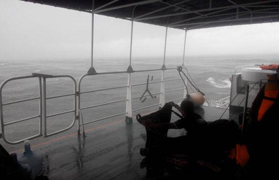 KN 24 yang membawa 20 Penyelam untuk mencari korban AirAsia QZ8501. foto: jpnn.com
