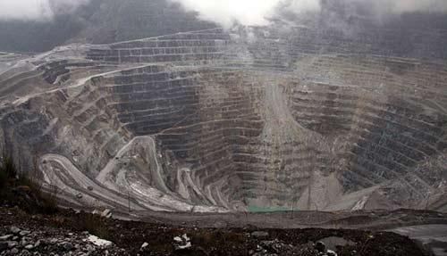 Tambang Grasberg atau Freeport di Papua, Indonesia. Lubang raksasa ini mulai digali tahun 1973, merupakan penghasil emas terbesar dan penghasil tembaga nomor tiga terbesar di dunia. OLIVIA RONDONUWU/AFP/Getty Images